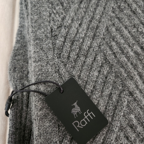 100% Pure Cashmere Raffi scarf - Picture 5 of 5